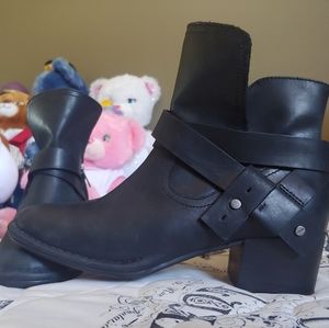 New UGG. Booties